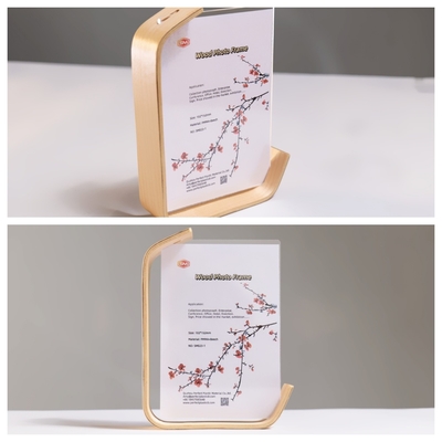 Hiển thị Clear Table Card L Shape Acrylic Photo Picture Frame với nền gỗ