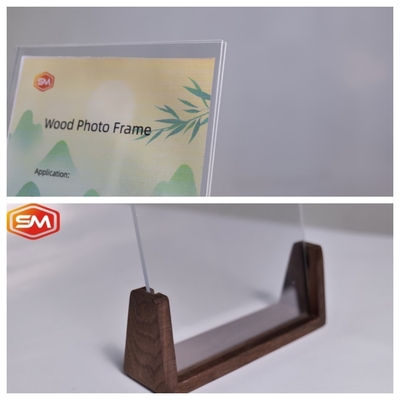 Hình ảnh nhựa Transparent Perspex Hình ảnh acrylic với nền gỗ